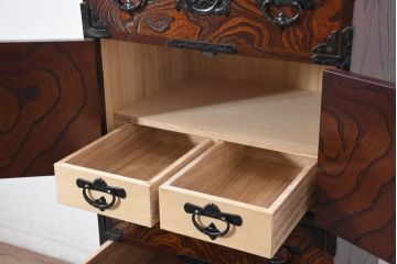 中古　美品　岩谷堂箪笥　「菊幸」　漆塗り　欅(ケヤキ)材　美しい木目が魅力的な縦型チェスト(収納箪笥、和箪笥、引き出し、整理タンス)(R-082656)