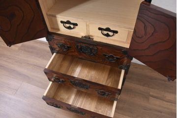 中古　美品　岩谷堂箪笥　「菊幸」　漆塗り　欅(ケヤキ)材　美しい木目が魅力的な縦型チェスト(収納箪笥、和箪笥、引き出し、整理タンス)(R-082656)