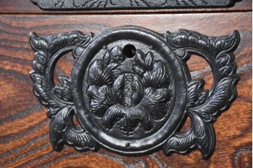 中古　美品　岩谷堂箪笥　「菊幸」　漆塗り　欅(ケヤキ)材　美しい木目が魅力的な縦型チェスト(収納箪笥、和箪笥、引き出し、整理タンス)(R-082656)