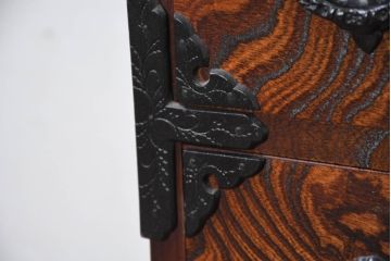 中古　美品　岩谷堂箪笥　「菊幸」　漆塗り　欅(ケヤキ)材　美しい木目が魅力的な縦型チェスト(収納箪笥、和箪笥、引き出し、整理タンス)(R-082656)
