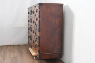 和製ビンテージ　岩谷堂箪笥　「菊幸」　欅(ケヤキ)材　漆塗り　存在感のある金具が目を惹く整理箪笥(ヴィンテージ、サイドチェスト、引き出し、和タンス、衣装箪笥、収納箪笥)(R-082660)