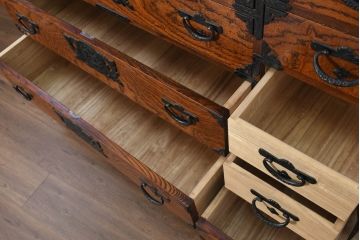 和製ビンテージ　岩谷堂箪笥　「菊幸」　欅(ケヤキ)材　漆塗り　存在感のある金具が目を惹く整理箪笥(ヴィンテージ、サイドチェスト、引き出し、和タンス、衣装箪笥、収納箪笥)(R-082660)