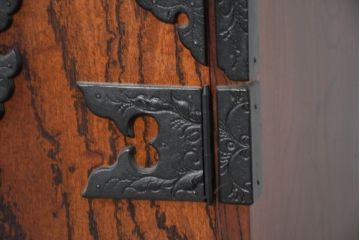 和製ビンテージ　岩谷堂箪笥　「菊幸」　欅(ケヤキ)材　漆塗り　存在感のある金具が目を惹く整理箪笥(ヴィンテージ、サイドチェスト、引き出し、和タンス、衣装箪笥、収納箪笥)(R-082660)