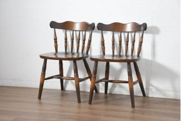 中古　美品　飛騨産業　キツツキマーク　木のぬくもりを感じるダイニングチェア2脚セット(Dチェア、板座チェア、椅子、イス、ウインザーチェア、ウィンザーチェア、アームレスチェア、バラ売り可能)(R-082662)