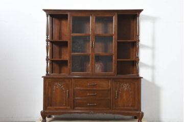 中古　美品　国会議事堂納品の高級家具メーカー　徳田家具　細部まで丁寧につくりこまれた重厚感あるキャビネット(収納棚、飾り棚、ガラスケース、ショーケース、戸棚、カップボード、店舗什器)(R-082663)