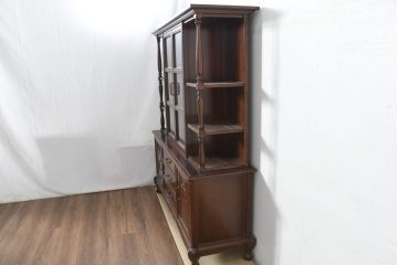 中古　美品　国会議事堂納品の高級家具メーカー　徳田家具　細部まで丁寧につくりこまれた重厚感あるキャビネット(収納棚、飾り棚、ガラスケース、ショーケース、戸棚、カップボード、店舗什器)(R-082663)