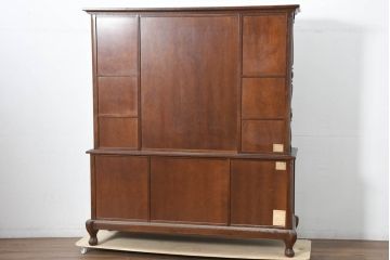 中古　美品　国会議事堂納品の高級家具メーカー　徳田家具　細部まで丁寧につくりこまれた重厚感あるキャビネット(収納棚、飾り棚、ガラスケース、ショーケース、戸棚、カップボード、店舗什器)(R-082663)