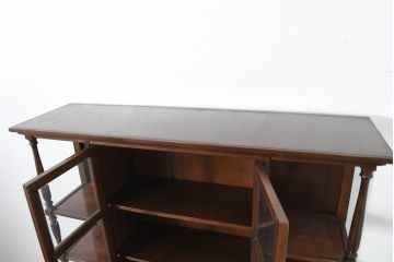 中古　美品　国会議事堂納品の高級家具メーカー　徳田家具　細部まで丁寧につくりこまれた重厚感あるキャビネット(収納棚、飾り棚、ガラスケース、ショーケース、戸棚、カップボード、店舗什器)(R-082663)