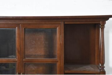 中古　美品　国会議事堂納品の高級家具メーカー　徳田家具　細部まで丁寧につくりこまれた重厚感あるキャビネット(収納棚、飾り棚、ガラスケース、ショーケース、戸棚、カップボード、店舗什器)(R-082663)