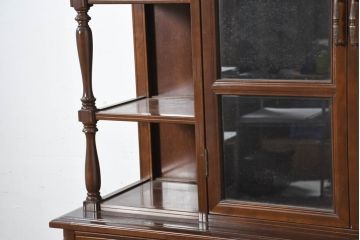 中古　美品　国会議事堂納品の高級家具メーカー　徳田家具　細部まで丁寧につくりこまれた重厚感あるキャビネット(収納棚、飾り棚、ガラスケース、ショーケース、戸棚、カップボード、店舗什器)(R-082663)