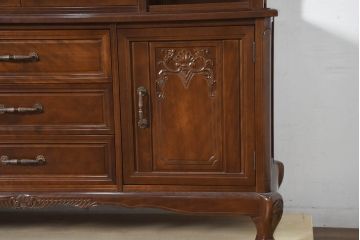 中古　美品　国会議事堂納品の高級家具メーカー　徳田家具　細部まで丁寧につくりこまれた重厚感あるキャビネット(収納棚、飾り棚、ガラスケース、ショーケース、戸棚、カップボード、店舗什器)(R-082663)
