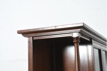 中古　美品　国会議事堂納品の高級家具メーカー　徳田家具　細部まで丁寧につくりこまれた重厚感あるキャビネット(収納棚、飾り棚、ガラスケース、ショーケース、戸棚、カップボード、店舗什器)(R-082663)