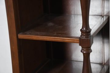 中古　美品　国会議事堂納品の高級家具メーカー　徳田家具　細部まで丁寧につくりこまれた重厚感あるキャビネット(収納棚、飾り棚、ガラスケース、ショーケース、戸棚、カップボード、店舗什器)(R-082663)