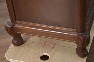 中古　美品　国会議事堂納品の高級家具メーカー　徳田家具　細部まで丁寧につくりこまれた重厚感あるキャビネット(収納棚、飾り棚、ガラスケース、ショーケース、戸棚、カップボード、店舗什器)(R-082663)