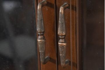 中古　美品　国会議事堂納品の高級家具メーカー　徳田家具　細部まで丁寧につくりこまれた重厚感あるキャビネット(収納棚、飾り棚、ガラスケース、ショーケース、戸棚、カップボード、店舗什器)(R-082663)