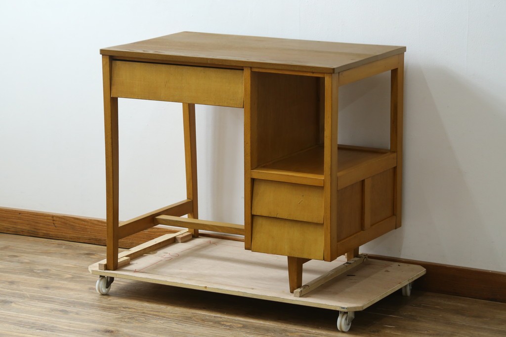 和製アンティーク　希少な子供サイズ　レトロで可愛らしい雰囲気の片袖机　(R-082664)