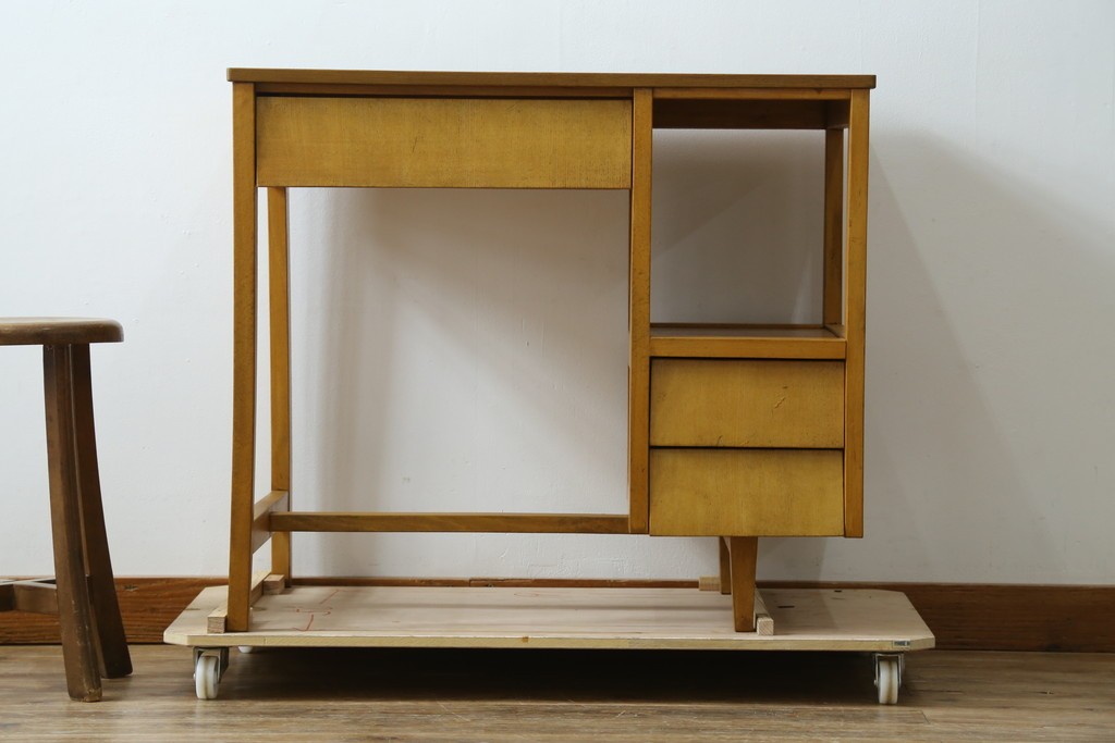 和製アンティーク　希少な子供サイズ　レトロで可愛らしい雰囲気の片袖机　(R-082664)