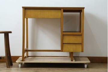 和製アンティーク　希少な子供サイズ　レトロで可愛らしい雰囲気の片袖机　(R-082664)