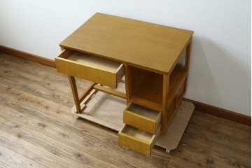 和製アンティーク　希少な子供サイズ　レトロで可愛らしい雰囲気の片袖机　(R-082664)