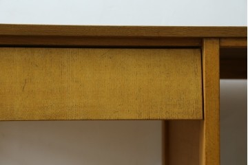 和製アンティーク　希少な子供サイズ　レトロで可愛らしい雰囲気の片袖机　(R-082664)