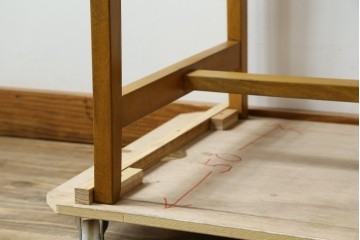 和製アンティーク　希少な子供サイズ　レトロで可愛らしい雰囲気の片袖机　(R-082664)