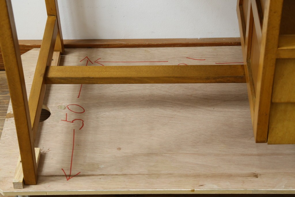 和製アンティーク　希少な子供サイズ　レトロで可愛らしい雰囲気の片袖机　(R-082664)