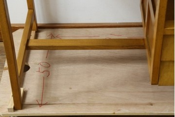 和製アンティーク　希少な子供サイズ　レトロで可愛らしい雰囲気の片袖机　(R-082664)