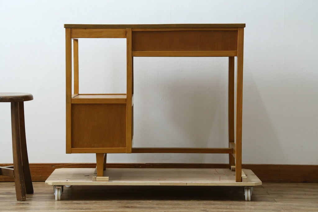 和製アンティーク　希少な子供サイズ　レトロで可愛らしい雰囲気の片袖机　(R-082664)