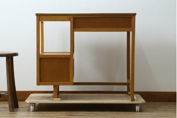 和製アンティーク　希少な子供サイズ　レトロで可愛らしい雰囲気の片袖机　(R-082664)