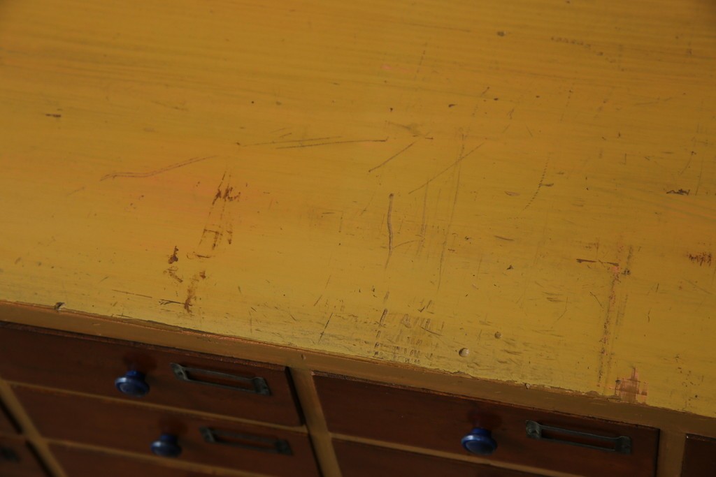 和製アンティーク　レトロデザイン!!　ネームプレート付き　引き出し42杯　たっぷり収納できるチェスト(小物収納、店舗什器、ドロワー、サイドチェスト、引き出し)(R-082666)