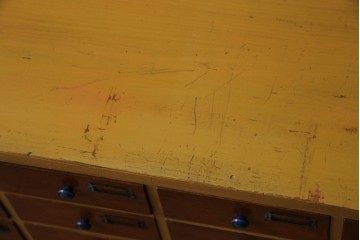 和製アンティーク　レトロデザイン!!　ネームプレート付き　引き出し42杯　たっぷり収納できるチェスト(小物収納、店舗什器、ドロワー、サイドチェスト、引き出し)(R-082666)