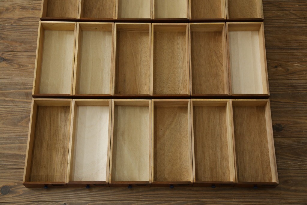 和製アンティーク　レトロデザイン!!　ネームプレート付き　引き出し42杯　たっぷり収納できるチェスト(小物収納、店舗什器、ドロワー、サイドチェスト、引き出し)(R-082666)