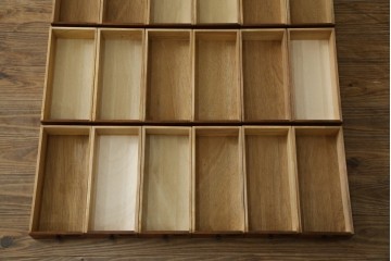 和製アンティーク　レトロデザイン!!　ネームプレート付き　引き出し42杯　たっぷり収納できるチェスト(小物収納、店舗什器、ドロワー、サイドチェスト、引き出し)(R-082666)