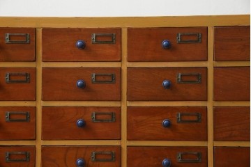 和製アンティーク　レトロデザイン!!　ネームプレート付き　引き出し42杯　たっぷり収納できるチェスト(小物収納、店舗什器、ドロワー、サイドチェスト、引き出し)(R-082666)