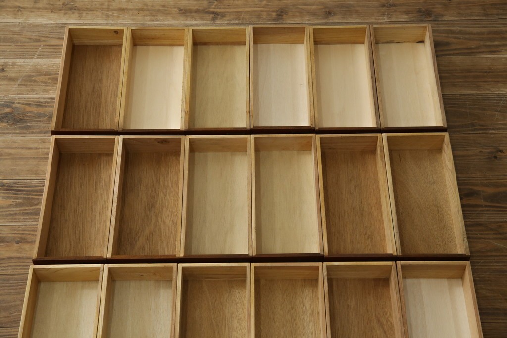 和製アンティーク　レトロデザイン!!　ネームプレート付き　引き出し42杯　たっぷり収納できるチェスト(小物収納、店舗什器、ドロワー、サイドチェスト、引き出し)(R-082666)