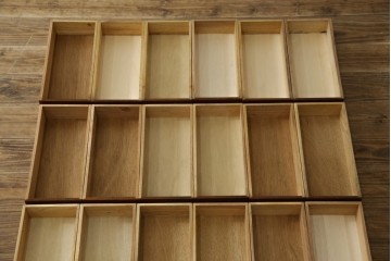 和製アンティーク　レトロデザイン!!　ネームプレート付き　引き出し42杯　たっぷり収納できるチェスト(小物収納、店舗什器、ドロワー、サイドチェスト、引き出し)(R-082666)