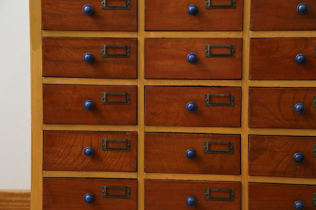 和製アンティーク　レトロデザイン!!　ネームプレート付き　引き出し42杯　たっぷり収納できるチェスト(小物収納、店舗什器、ドロワー、サイドチェスト、引き出し)(R-082666)