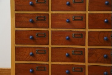 和製アンティーク　レトロデザイン!!　ネームプレート付き　引き出し42杯　たっぷり収納できるチェスト(小物収納、店舗什器、ドロワー、サイドチェスト、引き出し)(R-082666)