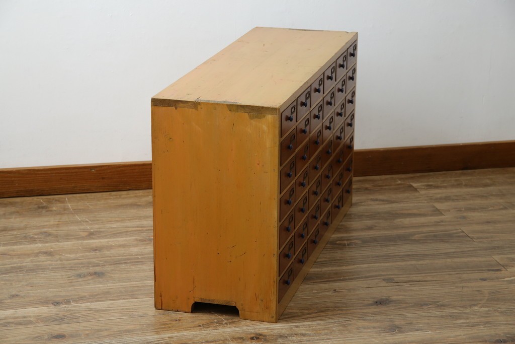 和製アンティーク　レトロデザイン!!　ネームプレート付き　引き出し42杯　たっぷり収納できるチェスト(小物収納、店舗什器、ドロワー、サイドチェスト、引き出し)(R-082666)