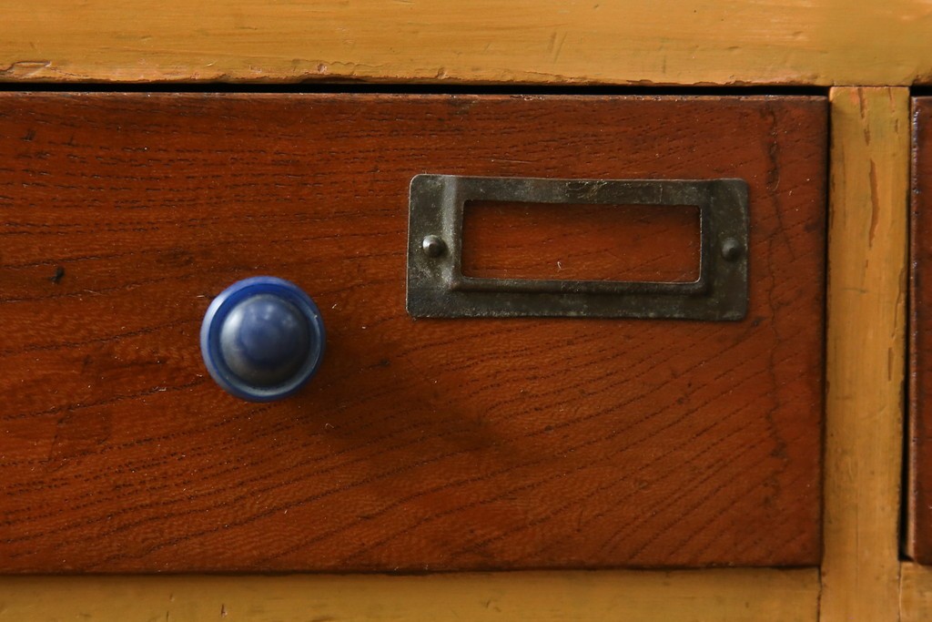 和製アンティーク　レトロデザイン!!　ネームプレート付き　引き出し42杯　たっぷり収納できるチェスト(小物収納、店舗什器、ドロワー、サイドチェスト、引き出し)(R-082666)