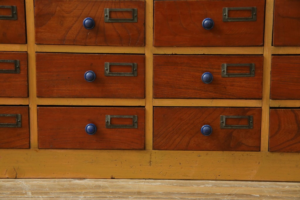 和製アンティーク　レトロデザイン!!　ネームプレート付き　引き出し42杯　たっぷり収納できるチェスト(小物収納、店舗什器、ドロワー、サイドチェスト、引き出し)(R-082666)