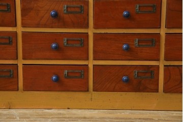 和製アンティーク　レトロデザイン!!　ネームプレート付き　引き出し42杯　たっぷり収納できるチェスト(小物収納、店舗什器、ドロワー、サイドチェスト、引き出し)(R-082666)