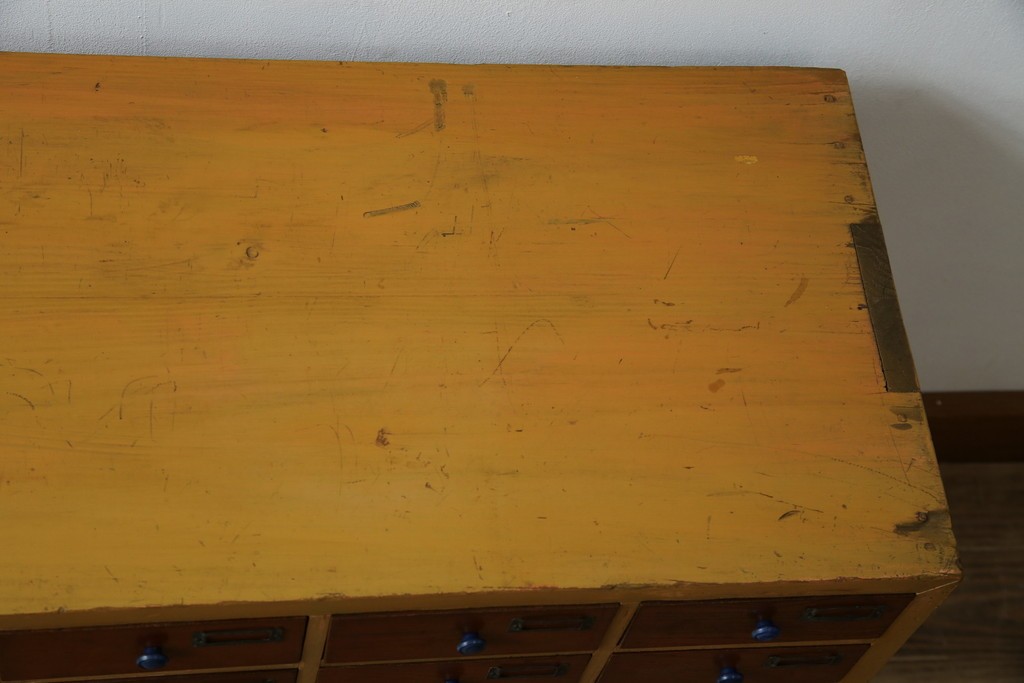 和製アンティーク　レトロデザイン!!　ネームプレート付き　引き出し42杯　たっぷり収納できるチェスト(小物収納、店舗什器、ドロワー、サイドチェスト、引き出し)(R-082666)