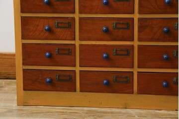 和製アンティーク　レトロデザイン!!　ネームプレート付き　引き出し42杯　たっぷり収納できるチェスト(小物収納、店舗什器、ドロワー、サイドチェスト、引き出し)(R-082666)