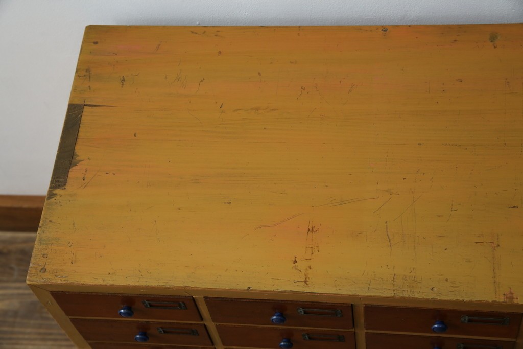 和製アンティーク　レトロデザイン!!　ネームプレート付き　引き出し42杯　たっぷり収納できるチェスト(小物収納、店舗什器、ドロワー、サイドチェスト、引き出し)(R-082666)