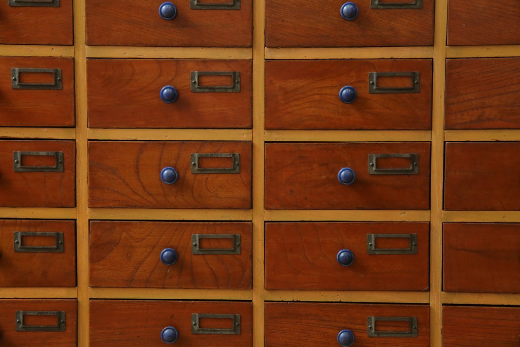 和製アンティーク　レトロデザイン!!　ネームプレート付き　引き出し42杯　たっぷり収納できるチェスト(小物収納、店舗什器、ドロワー、サイドチェスト、引き出し)(R-082666)