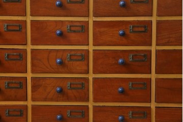 和製アンティーク　レトロデザイン!!　ネームプレート付き　引き出し42杯　たっぷり収納できるチェスト(小物収納、店舗什器、ドロワー、サイドチェスト、引き出し)(R-082666)