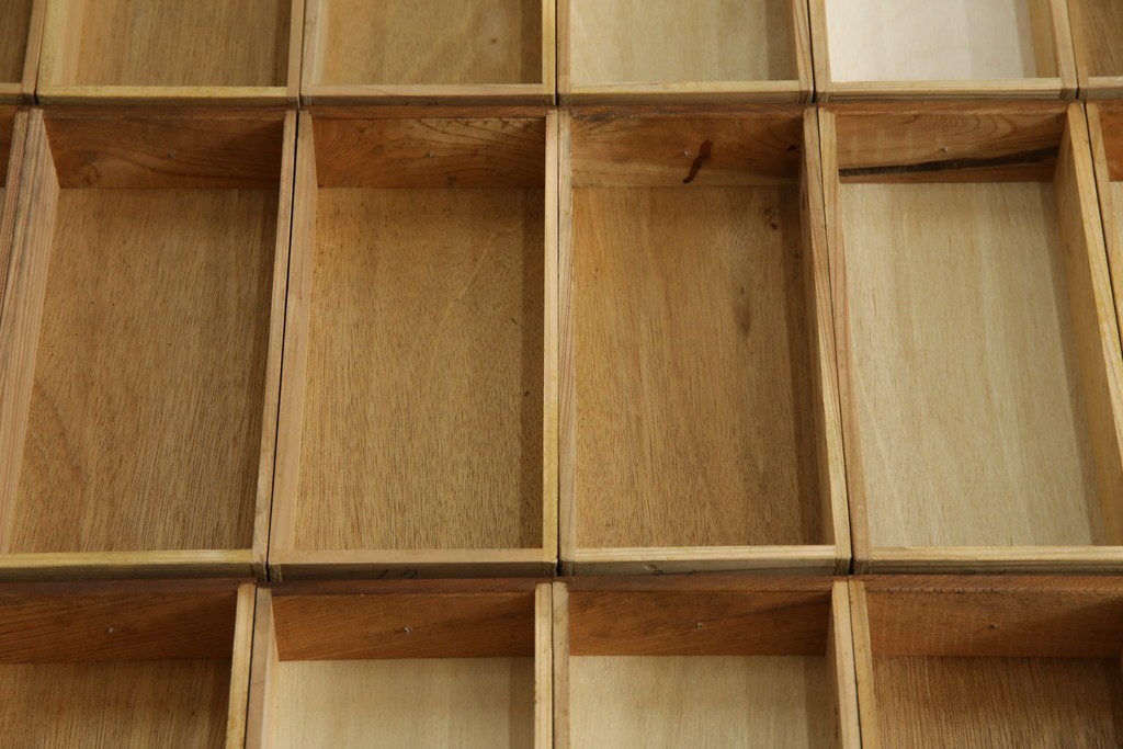 和製アンティーク　レトロデザイン!!　ネームプレート付き　引き出し42杯　たっぷり収納できるチェスト(小物収納、店舗什器、ドロワー、サイドチェスト、引き出し)(R-082666)