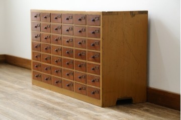 和製アンティーク　レトロデザイン!!　ネームプレート付き　引き出し42杯　たっぷり収納できるチェスト(小物収納、店舗什器、ドロワー、サイドチェスト、引き出し)(R-082666)