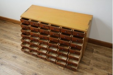 和製アンティーク　レトロデザイン!!　ネームプレート付き　引き出し42杯　たっぷり収納できるチェスト(小物収納、店舗什器、ドロワー、サイドチェスト、引き出し)(R-082666)